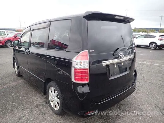 Toyota Noah 2010 photo 3