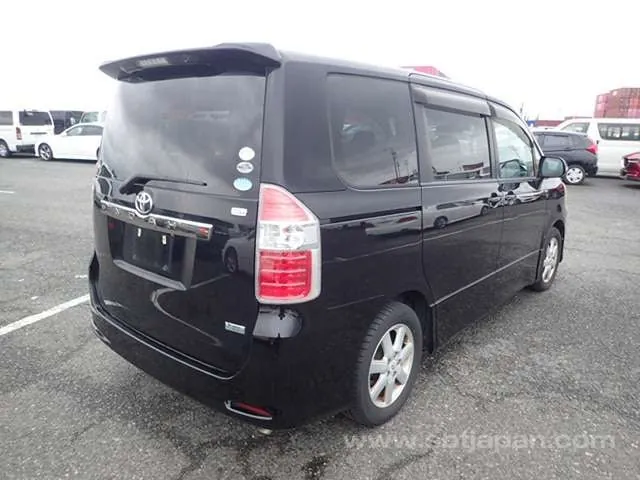 Toyota Noah 2010 photo 4