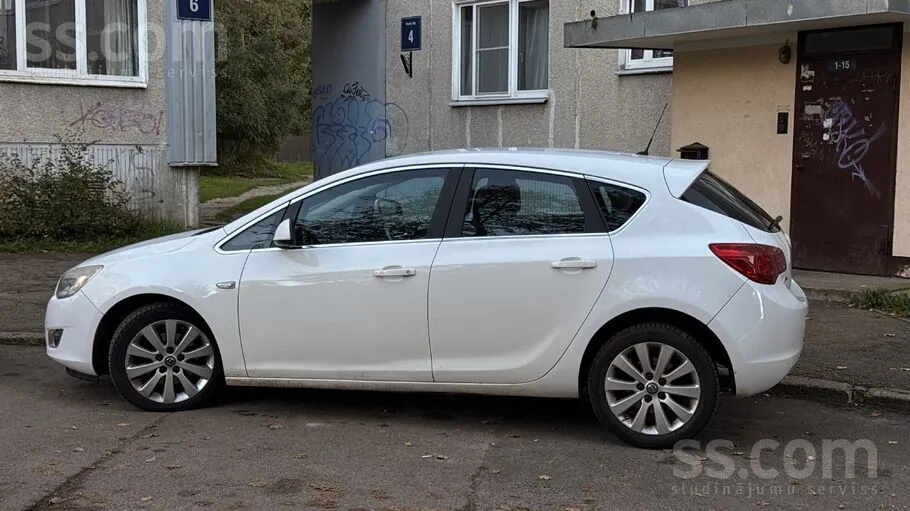 Opel Astra 2010 photo 3