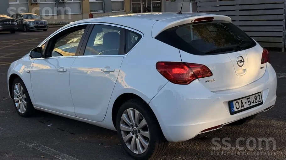 Opel Astra 2010 photo 2