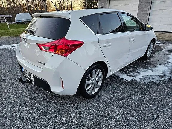 Toyota Auris 2013 photo 3