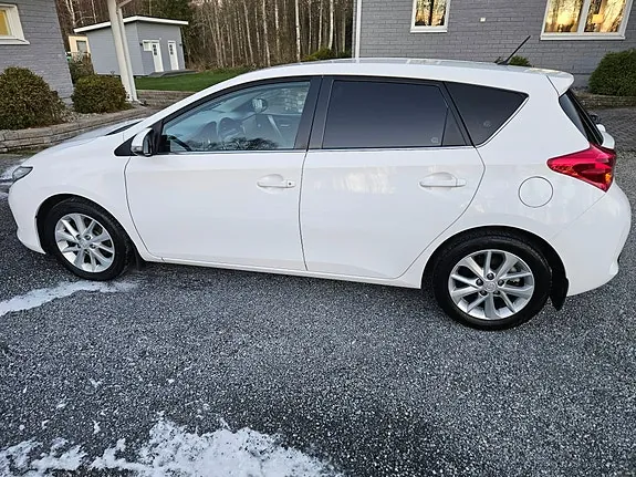 Toyota Auris 2013 photo 5