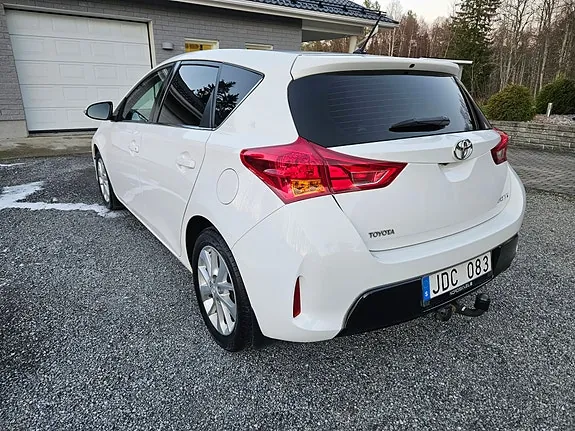 Toyota Auris 2013 photo 2