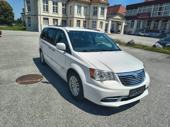 Lancia Voyager 2011 photo 3