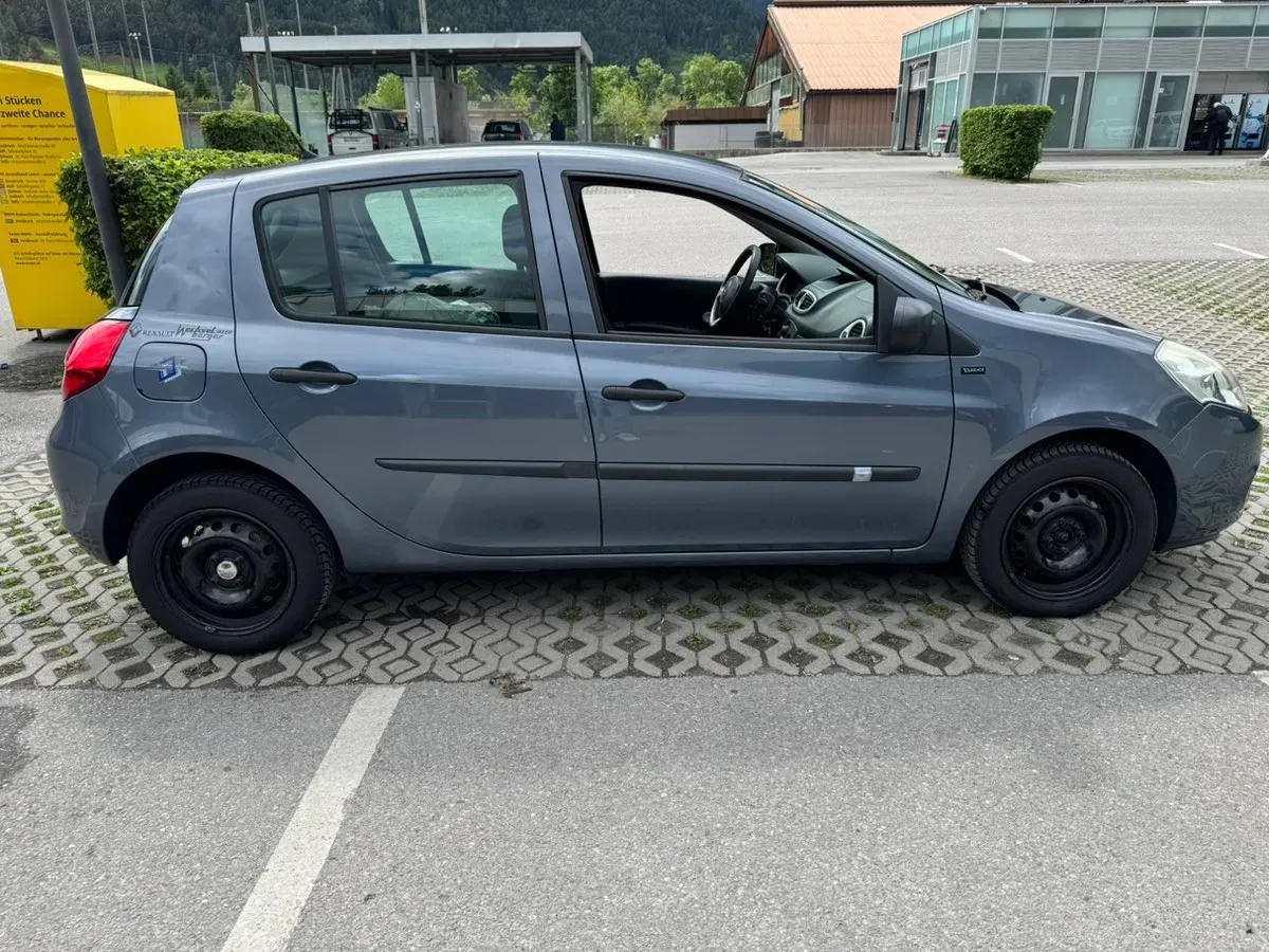 Renault Clio 2011 photo 2