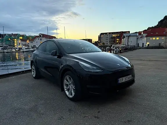 Tesla Model Y 2023 photo 2
