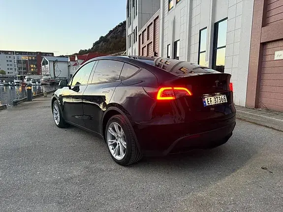 Tesla Model Y 2023 photo 4
