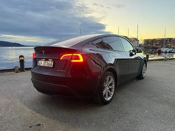 Tesla Model Y 2023 photo 3