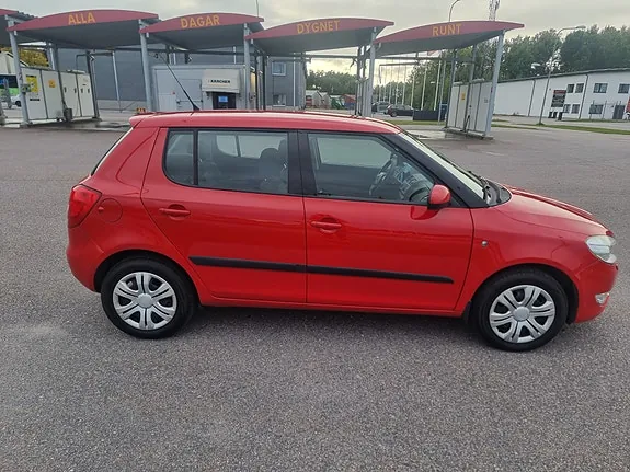 Skoda Fabia 2011 photo 4