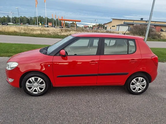 Skoda Fabia 2011 photo 3