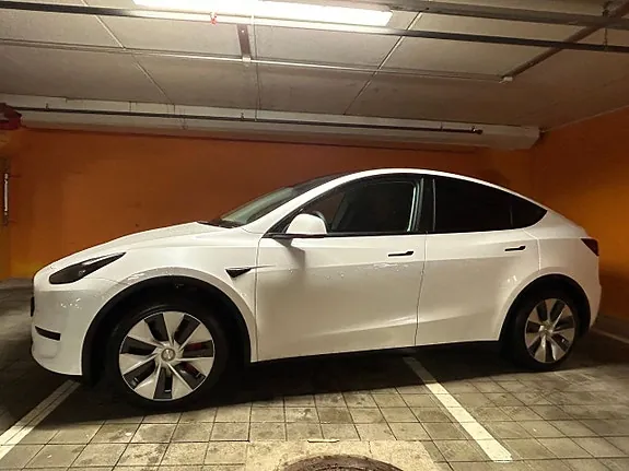 Tesla Model Y 2023 photo 2