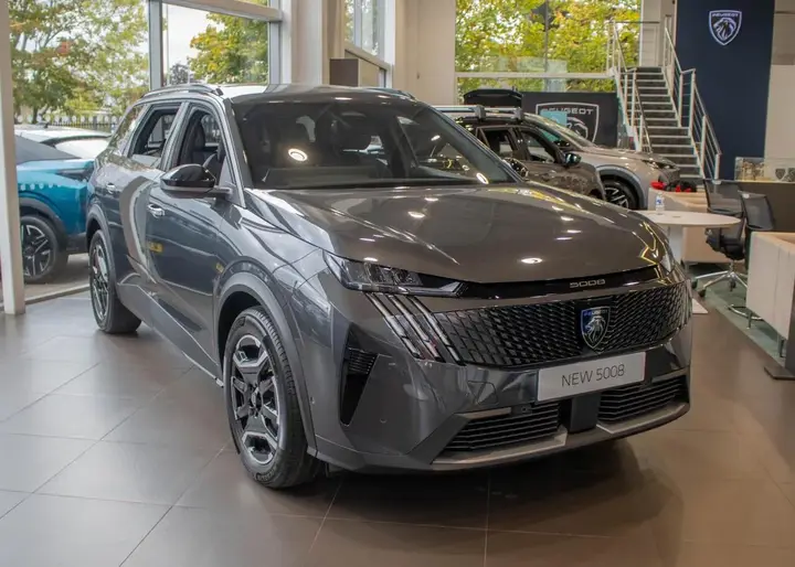 Peugeot E-5008