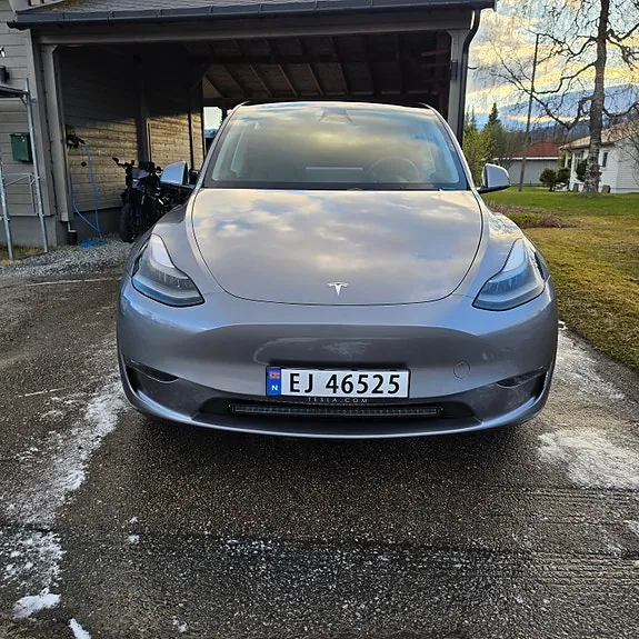 Tesla Model Y 2024 photo 2