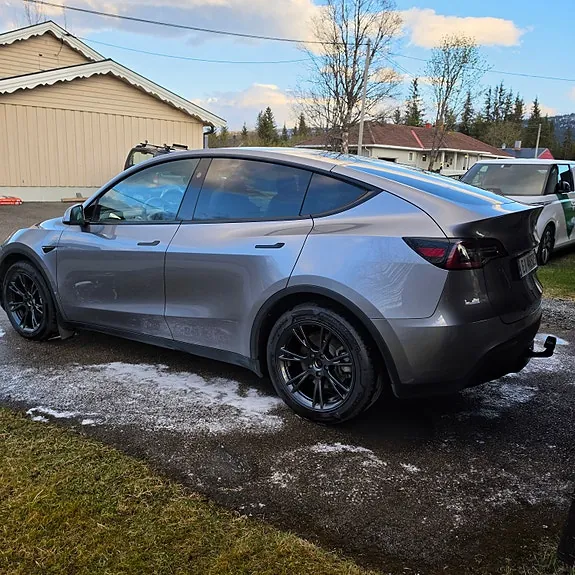 Tesla Model Y 2024 photo 4