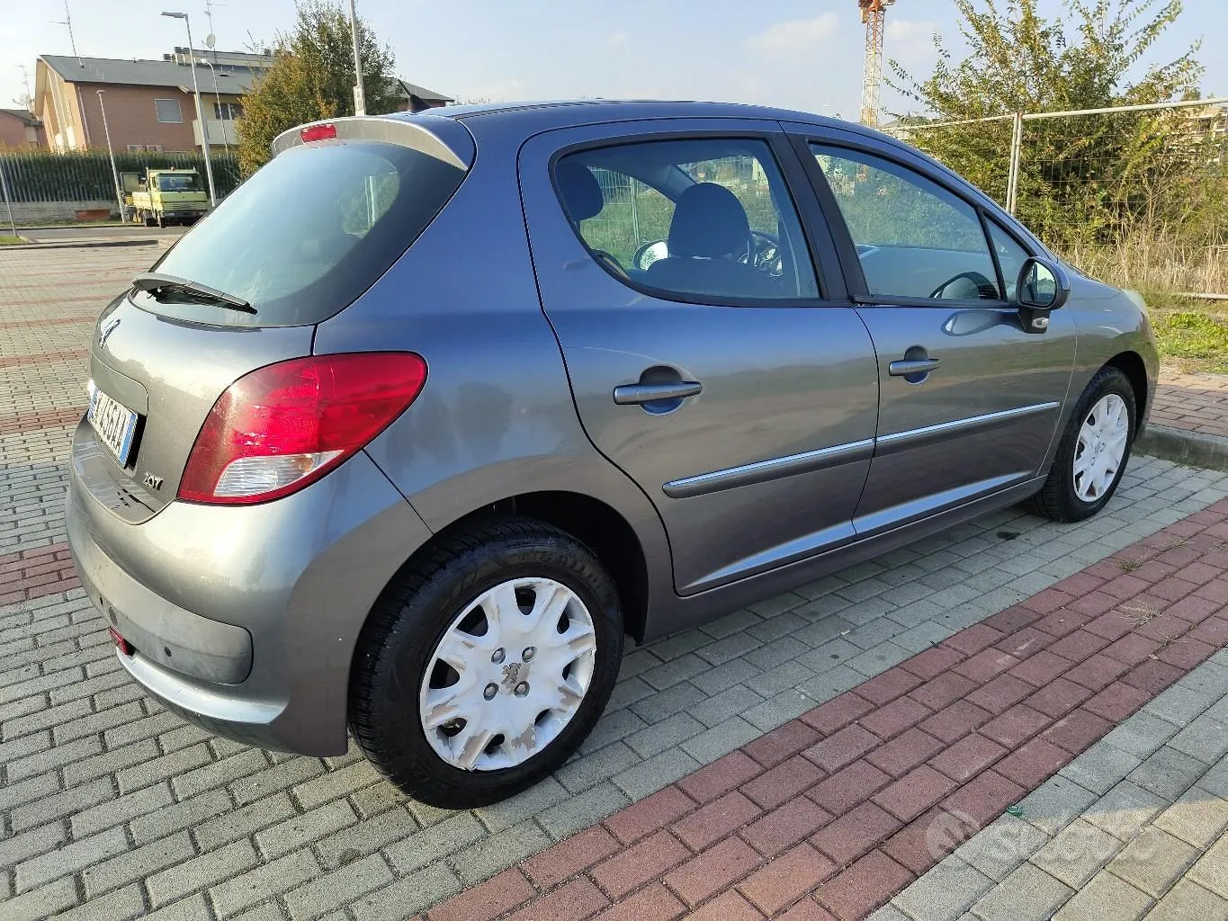 Peugeot 207 2011 photo 3