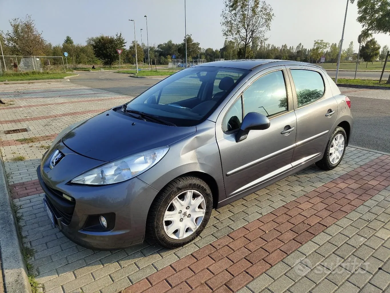 Peugeot 207 2011 photo 2