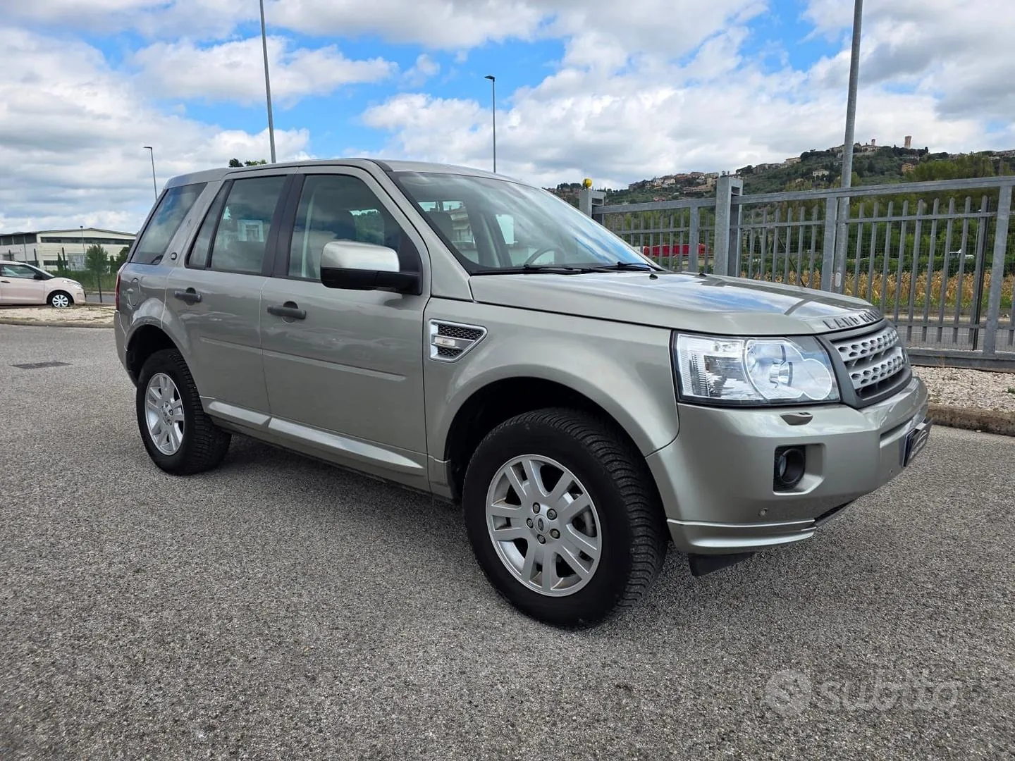Land Rover Freelander 2012 photo 3