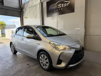 Toyota Vitz 2017 photo 2