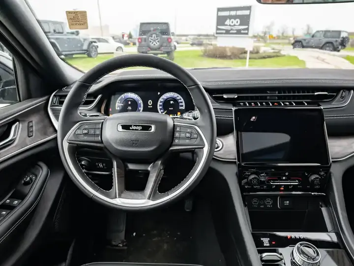 Jeep Grand Cherokee 2025 photo 3