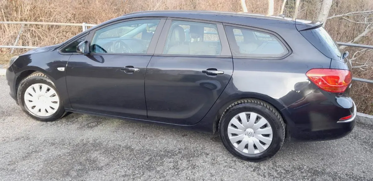 Opel Astra 2012 photo 2