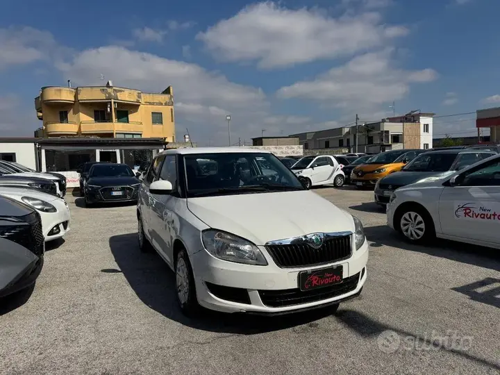 Skoda Fabia 2012 photo 3