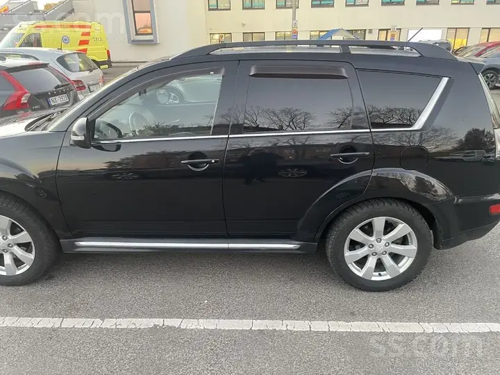 Mitsubishi Outlander 2012 photo 2