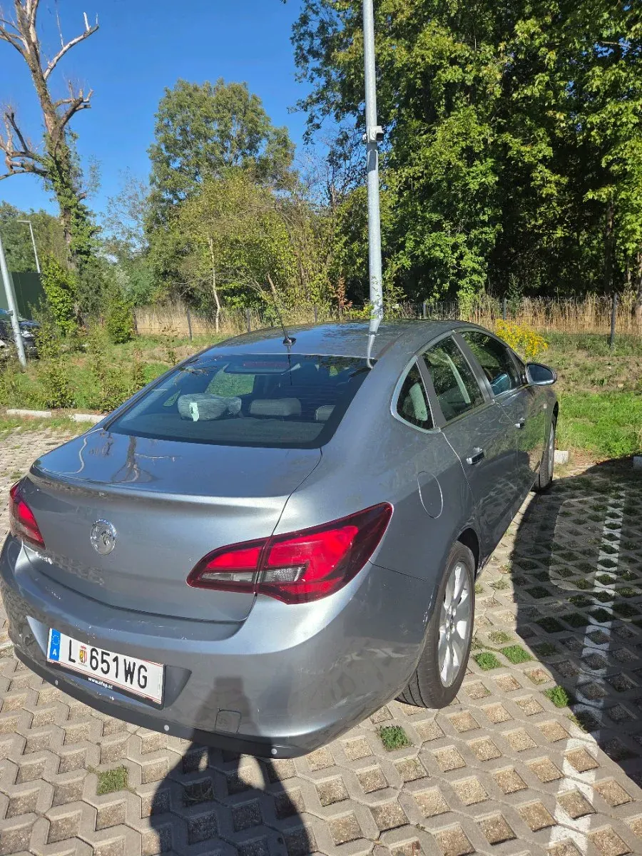 Opel Astra 2013 photo 2