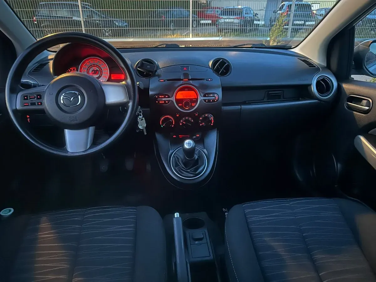 Mazda Mazda2 2010 photo 2