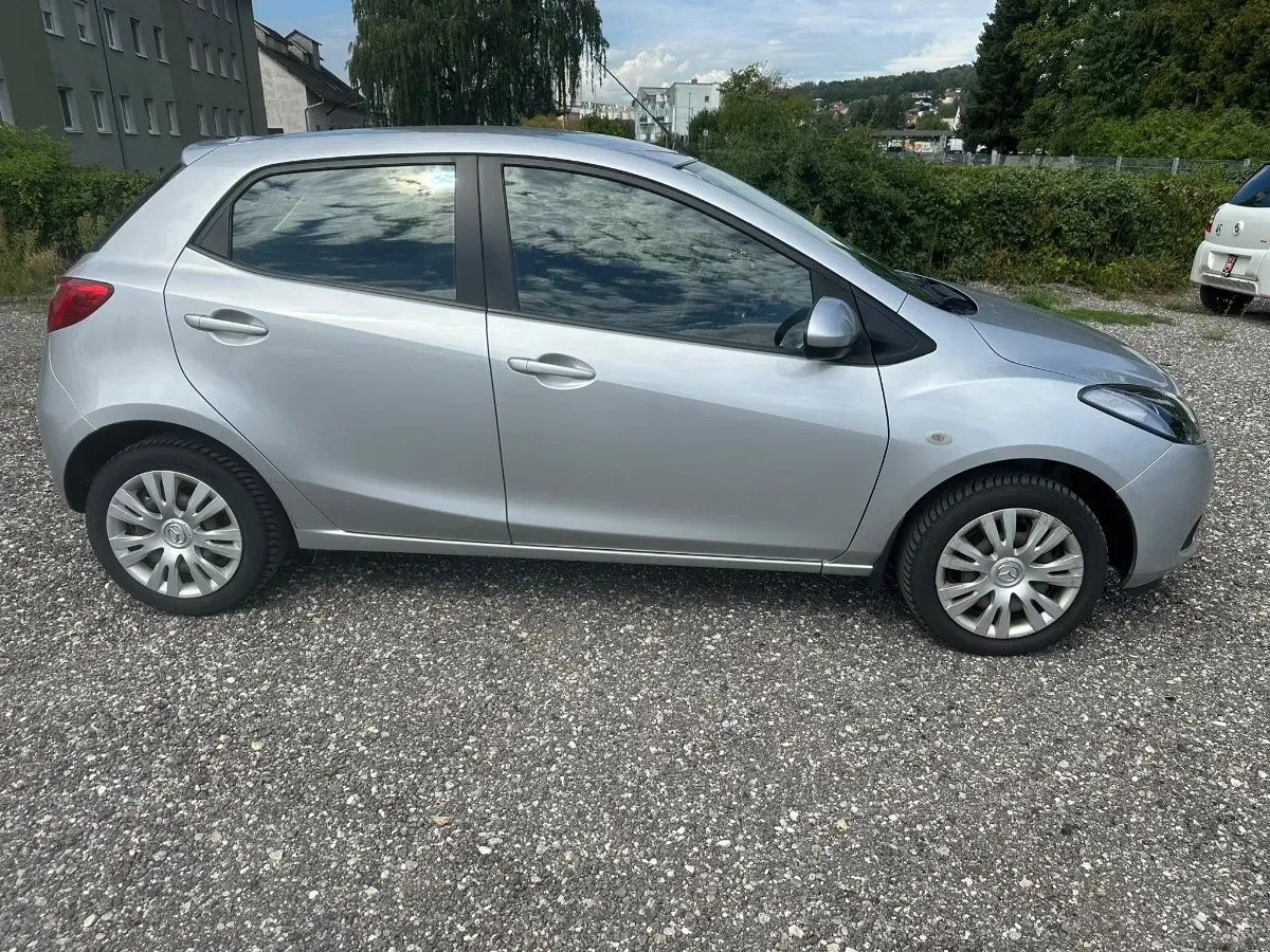 Mazda Mazda2 2010 photo 3