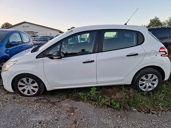 Peugeot 208 2012 photo 2