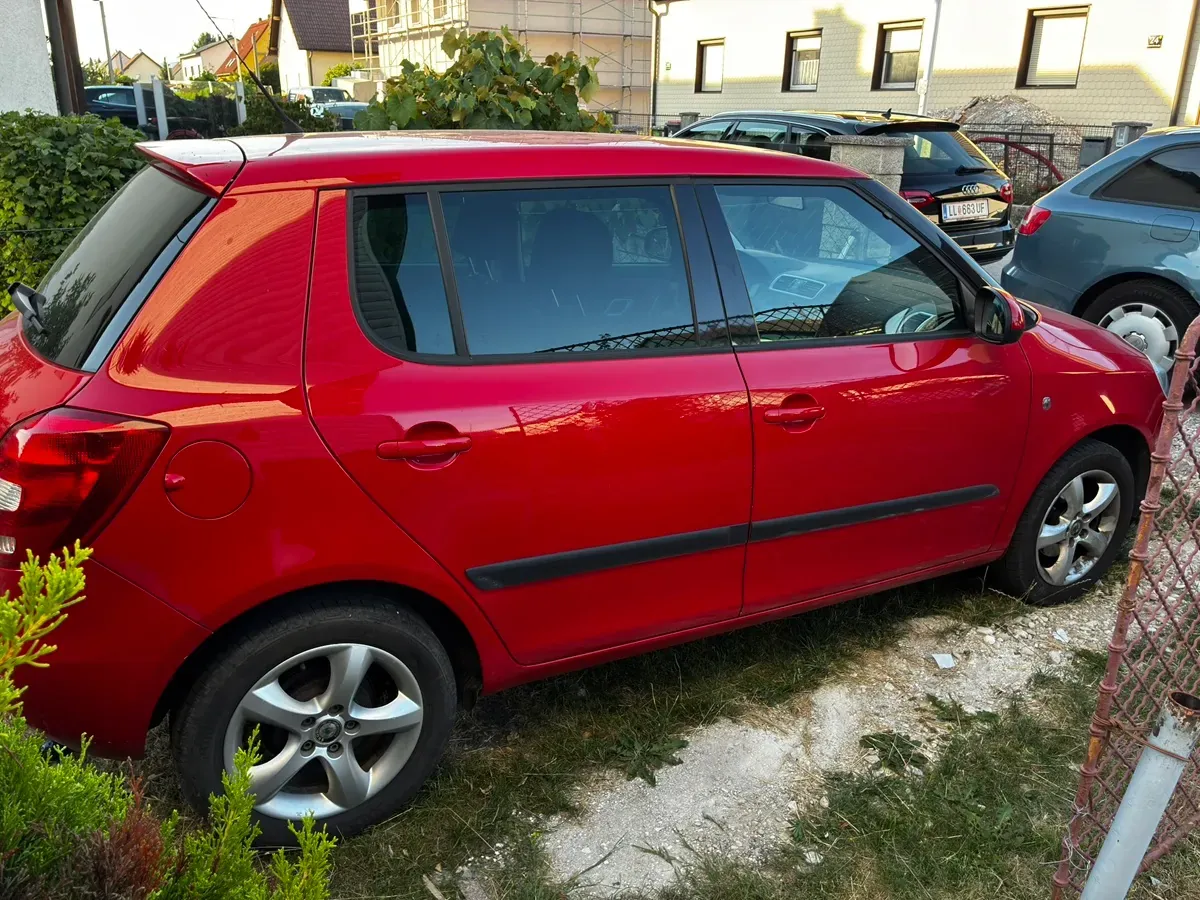 Skoda Fabia 2010 photo 3