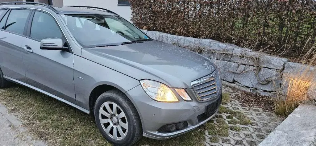 Mercedes-Benz E-Class 2010 photo 2