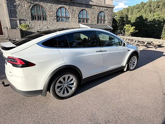 Tesla Model X 2017 photo 2
