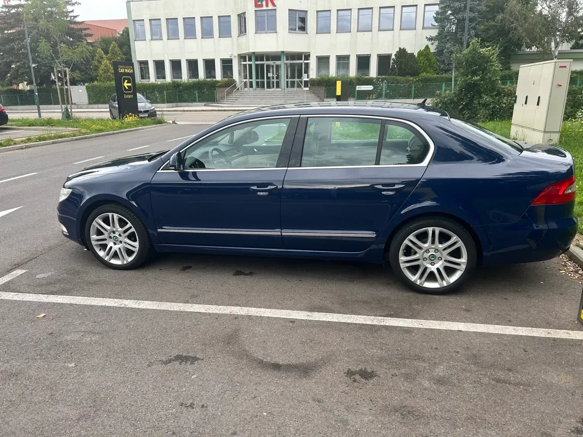 Skoda Superb 2010 photo 2