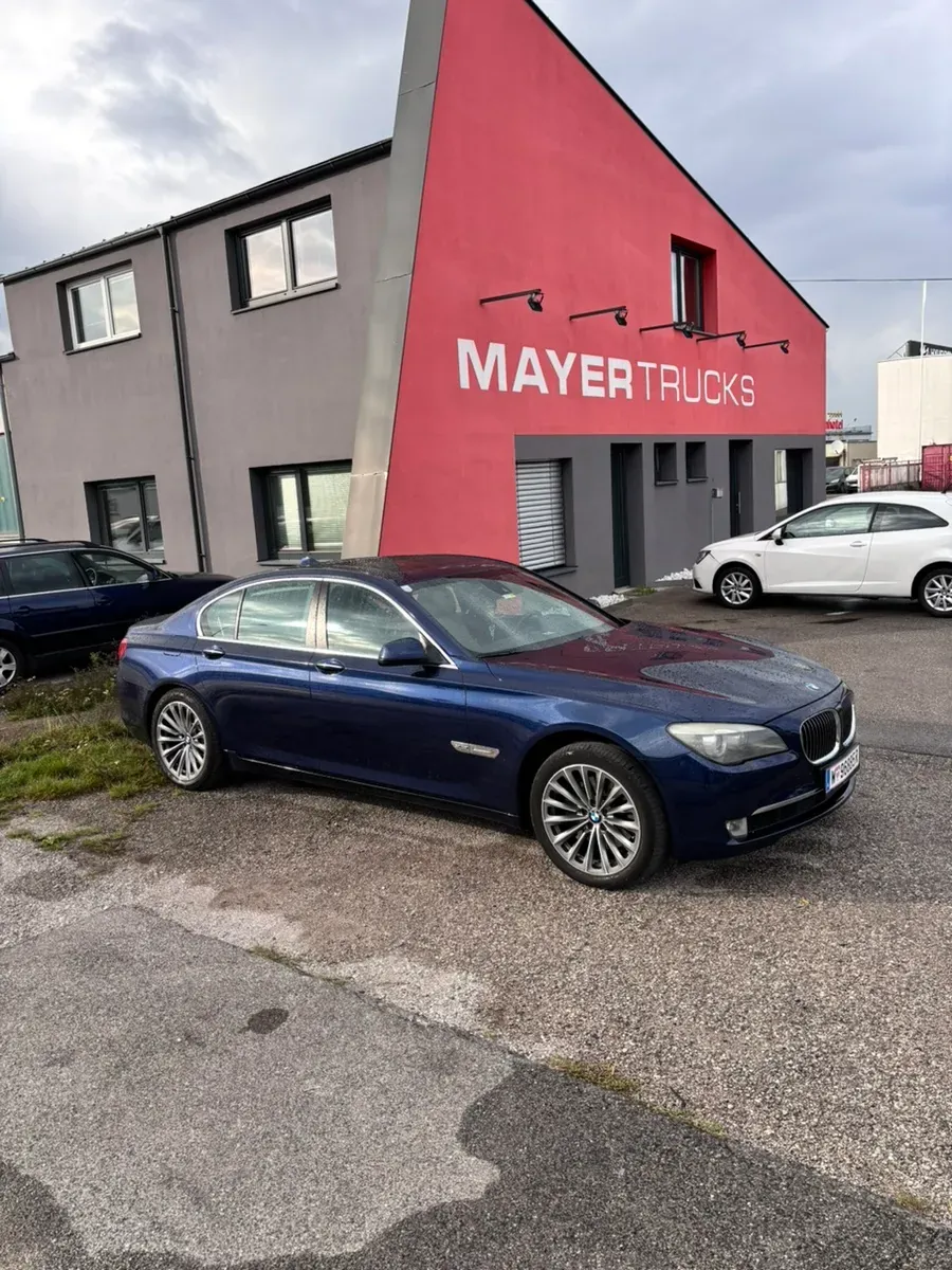 BMW 7 Series 2011 photo 2