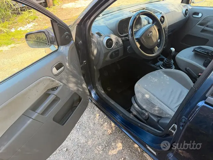 Ford Fusion 2004 photo 5