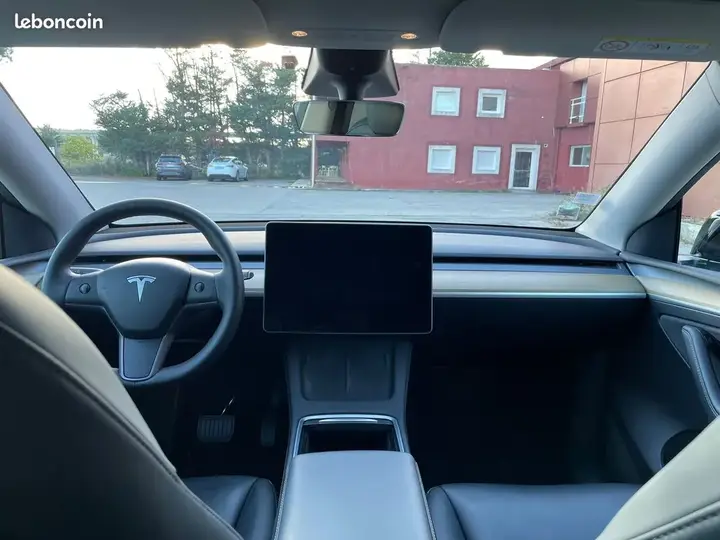 Tesla Model Y 2022 photo 2
