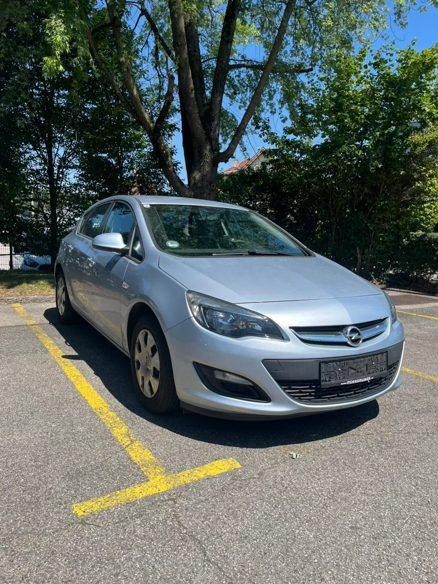 Opel Astra 2014 photo 2