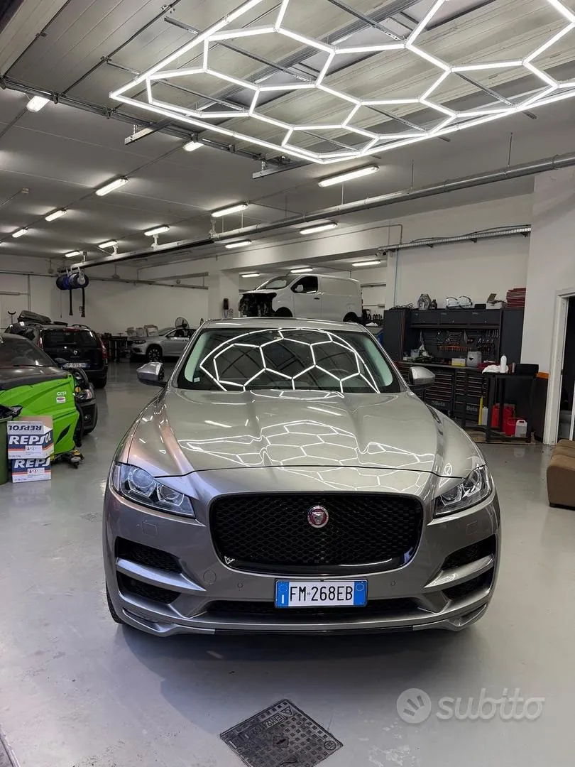 Jaguar F-Pace 2018 photo 2