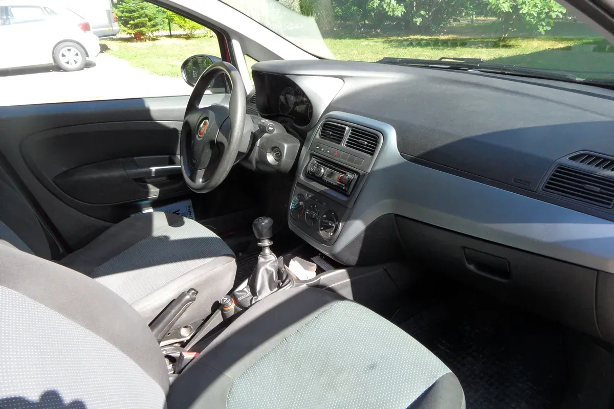 Fiat Grande Punto 2010 photo 2