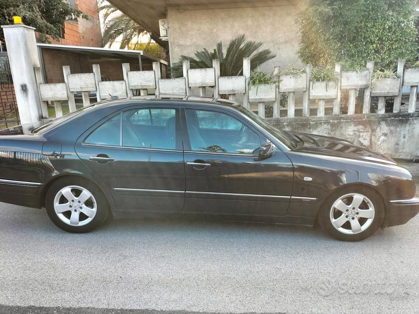Mercedes-Benz E250 1999 photo 2