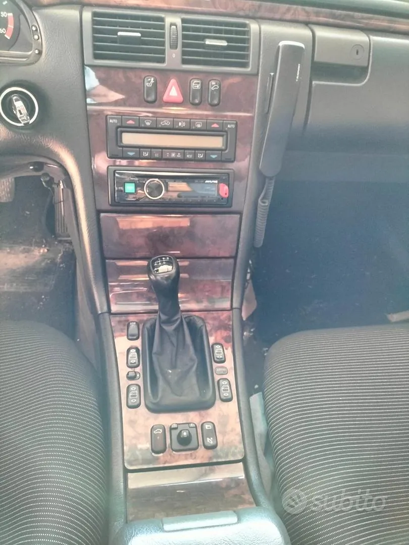 Mercedes-Benz E250 1999 photo 3