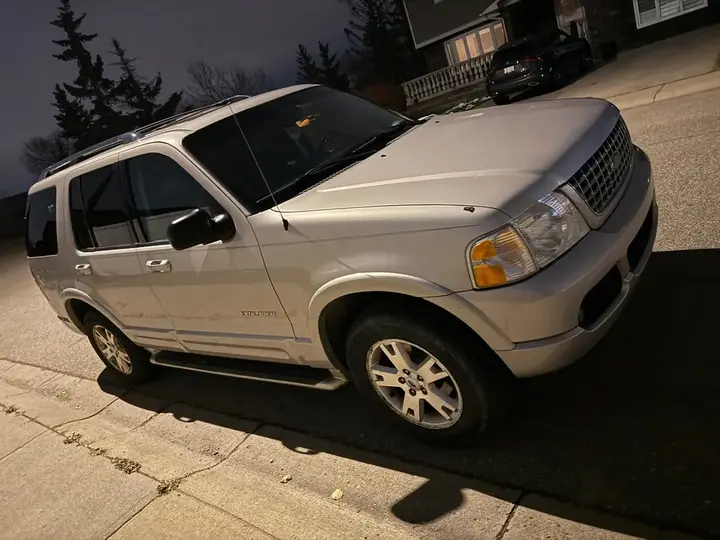 Ford Explorer 2004 photo 2
