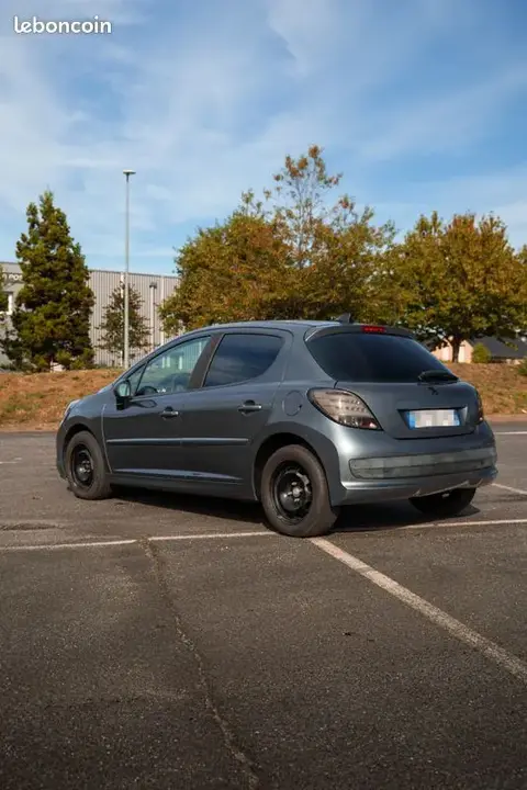 Peugeot 207 2011 photo 2