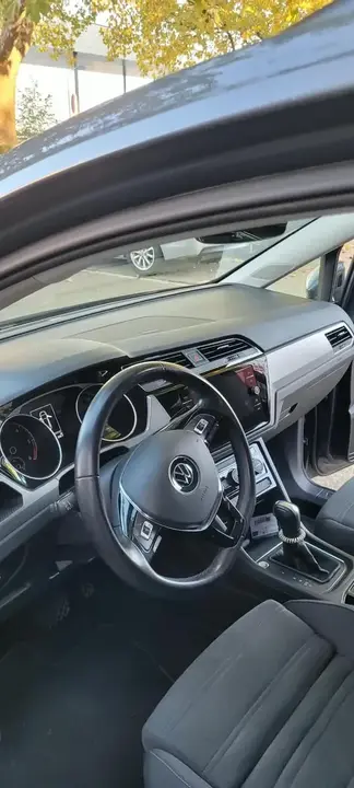 Volkswagen Touran 2021 photo 2
