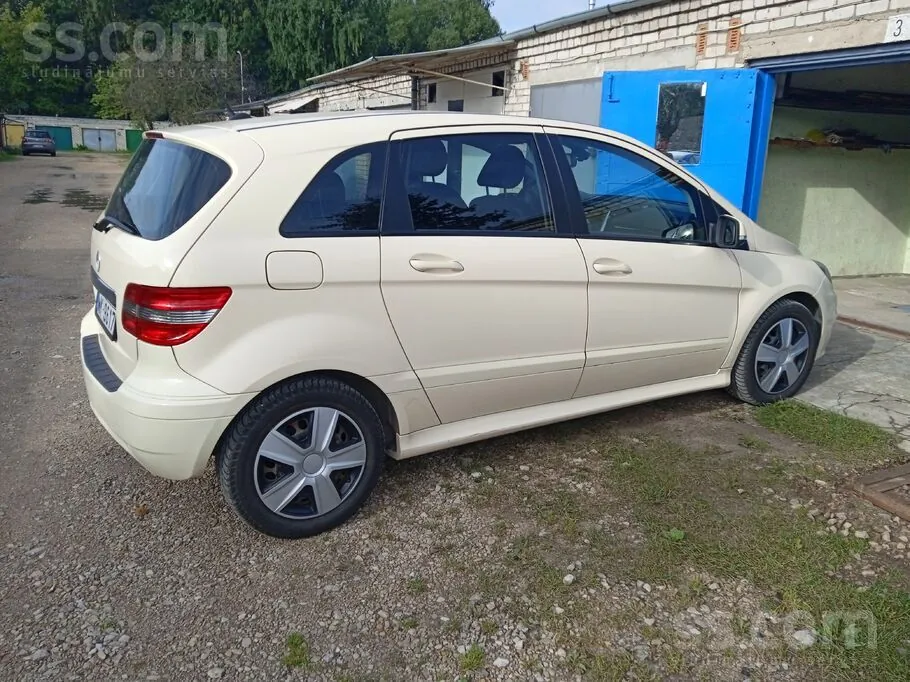 Mercedes-Benz B180