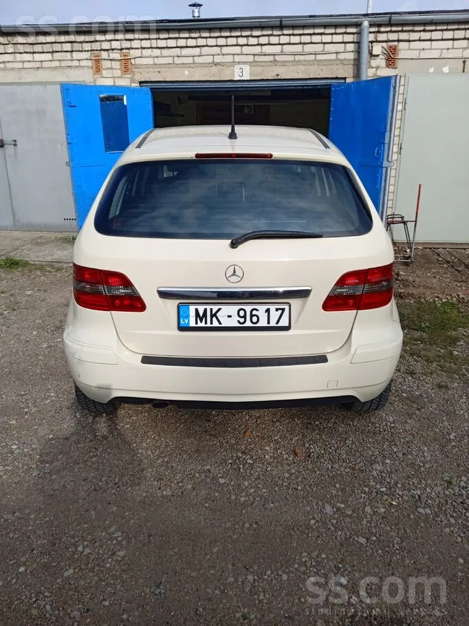 Mercedes-Benz B180 2011 photo 2