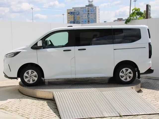 Ford Tourneo Custom 2024 photo 3