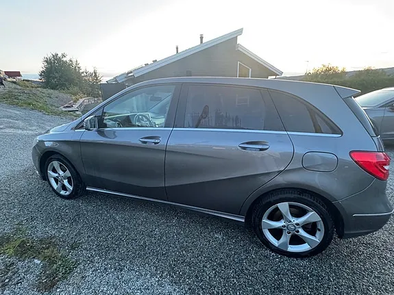Mercedes-Benz B180 2013 photo 2