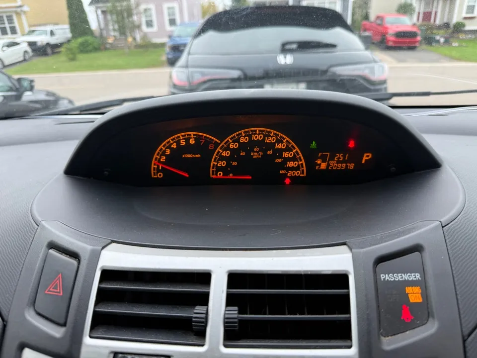 Toyota Yaris 2010 photo 2